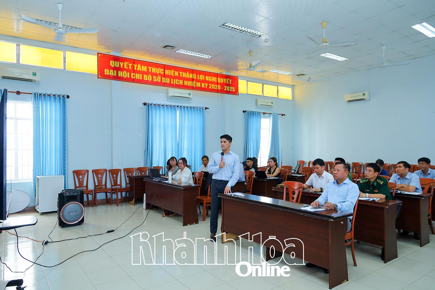 Đại diện đơn vị tổ chức trình bày kế hoạch cuộc thi Hoa hậu Hoàn vũ Việt Nam 2025.