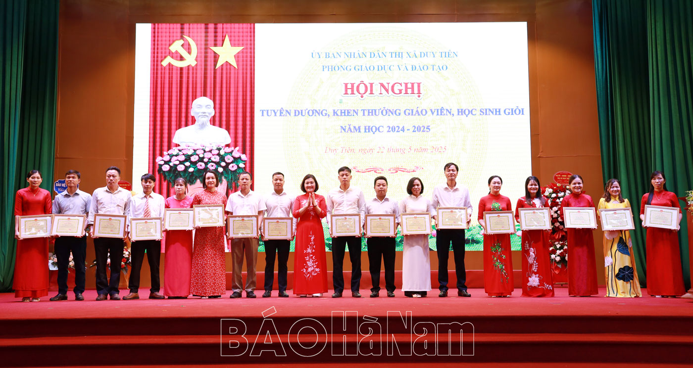 Thị xã Duy Tiên tuyên dương khen thưởng giáo viên học sinh giỏi năm học 2024 – 2025