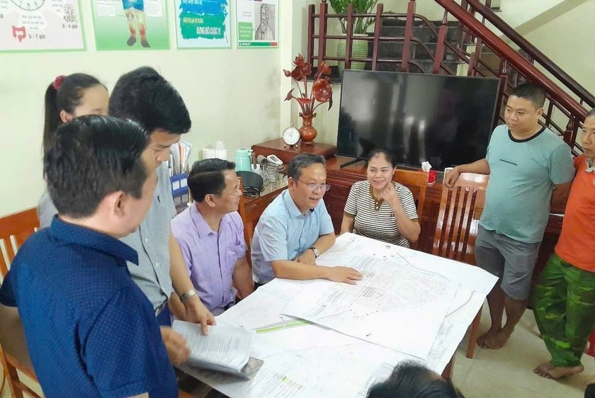 Chủ tịch UBND thành phố Lào Cai Nguyễn Quốc Huy giải đáp thắc mắc của người dân liên quan đến dự án đường sắt Lào Cai - Hà Nội - Hải Phòng
