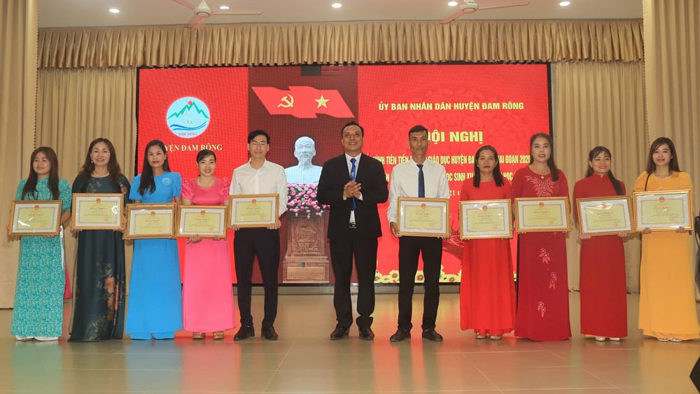 Trao Bằng khen của Bộ Giáo dục và Đào tạo cho các cá nhân có thành tích xuất sắc