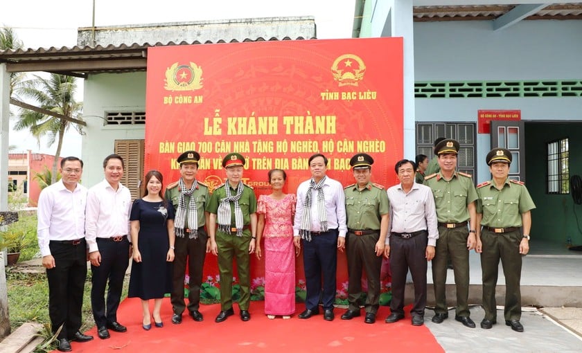 Trung tướng Nguyễn Ngọc Lâm - Thứ trưởng Bộ Công an cùng lãnh đạo Tỉnh ủy, UBND, Ủy ban MTTQ Việt Nam tỉnh Bạc Liêu, đại diện các nhà tài trợ đã khánh thành nhà và bàn giao nhà cho một hộ nghèo là đồng bào dân tộc Khmer ở xã Hưng Hội, huyện Vĩnh Lợi.