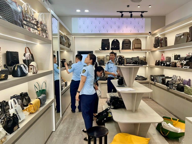 Nhiều cửa hàng thời trang kinh doanh hàng giả tại các tuyến phố du lịch ở Đà Nẵng- Ảnh 1.