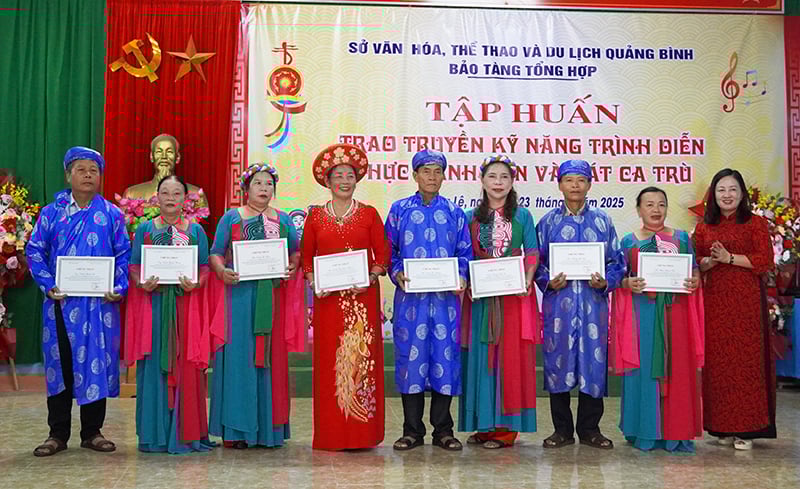 Đại diện lãnh đạo Bảo tàng Tổng hợp tỉnh trao chứng nhận cho các nghệ nhân.