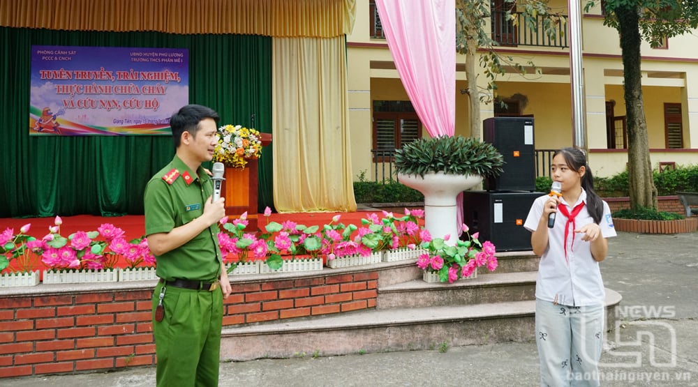 មន្ត្រីនាយកដ្ឋាននគរបាលបង្ការ ពន្លត់អគ្គីភ័យ និងសង្គ្រោះ (នគរបាលខេត្ត) ផ្សព្វផ្សាយអំពីការការពារ និងបញ្ចៀសគ្រោះថ្នាក់នៃការលង់ទឹក ជូនដល់សិស្សានុសិស្សនៃអនុវិទ្យាល័យផាន់ម៉ី១ (ភូលួង)។