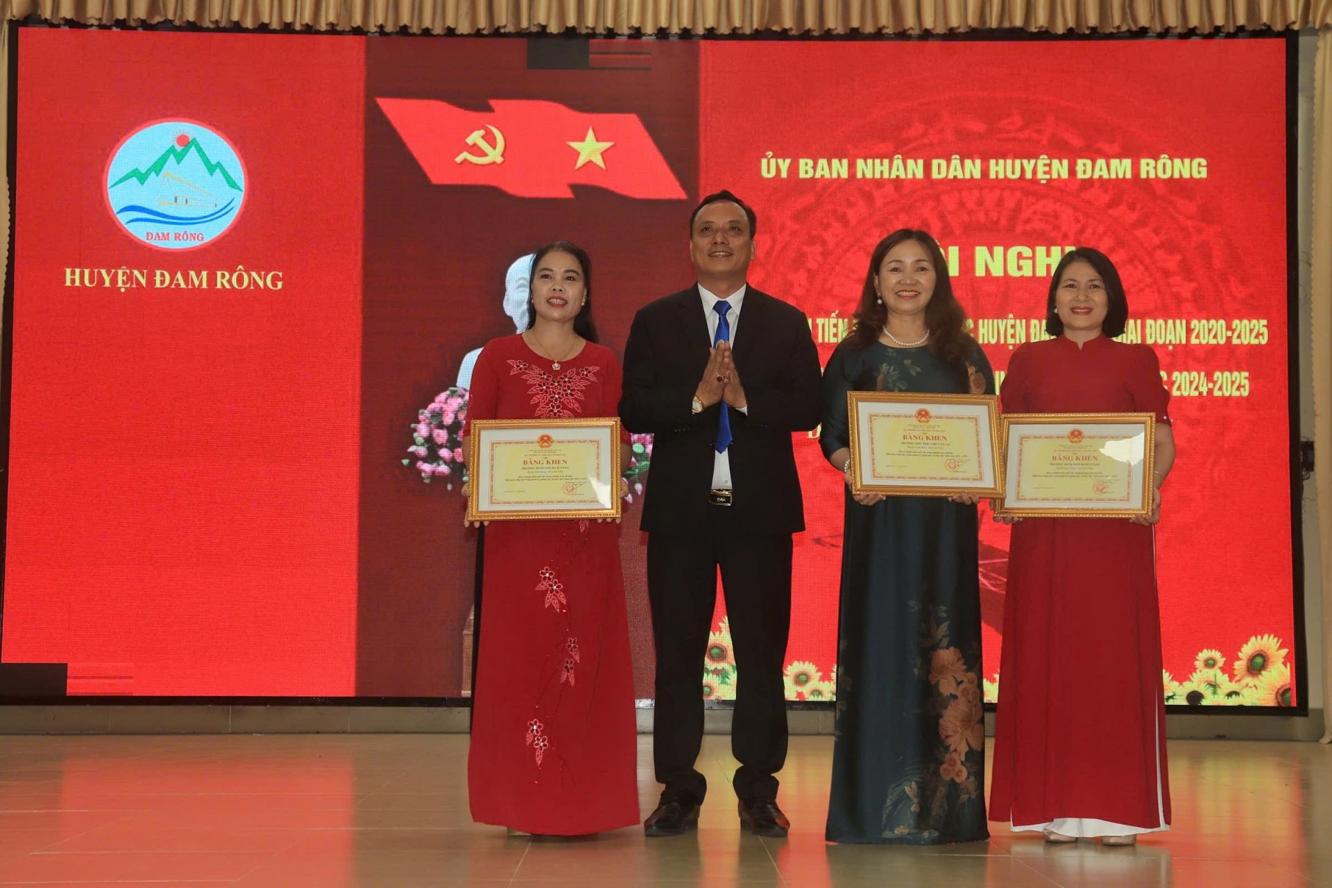 Các tập thể có thành tích xuất sắc được nhận Bằng khen của Bộ Giáo dục và Đào tạo 

