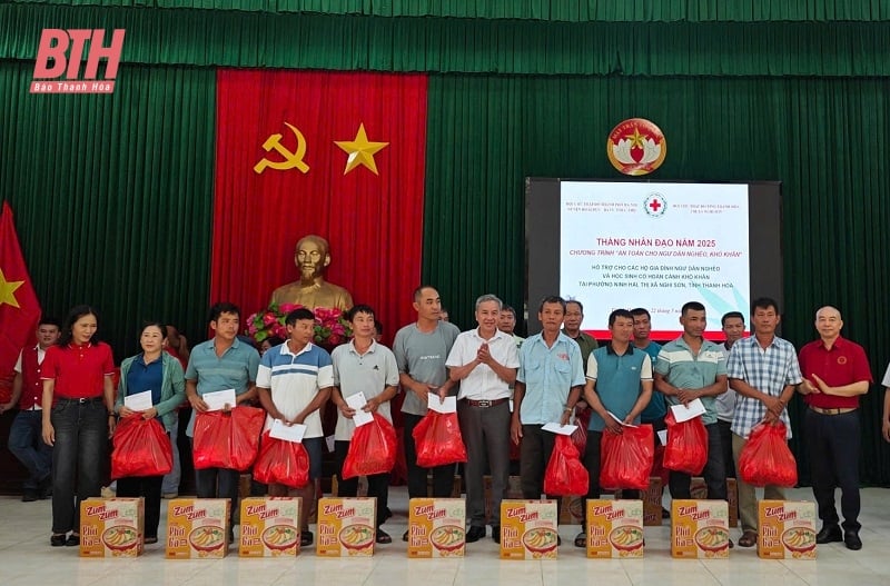 ចែកអំណោយដល់ប្រជានេសាទ និងសិស្សានុសិស្សក្នុងស្ថានភាពលំបាកនៅទីក្រុង Nghi Son