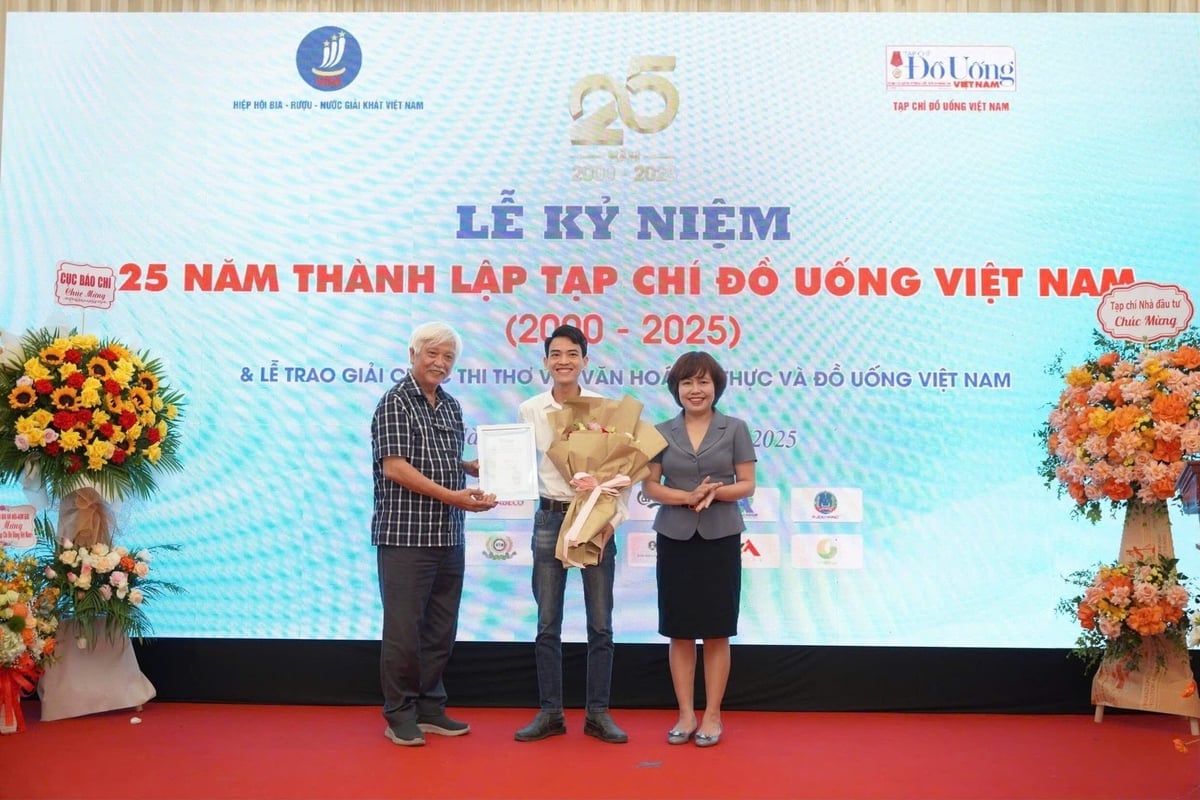 Giải nhất thuộc về tác phẩm 'Chén trà quê hương' của tác giả Nguyệt Phượng Yên Sơn (Bắc Giang). Ảnh: VBA.
