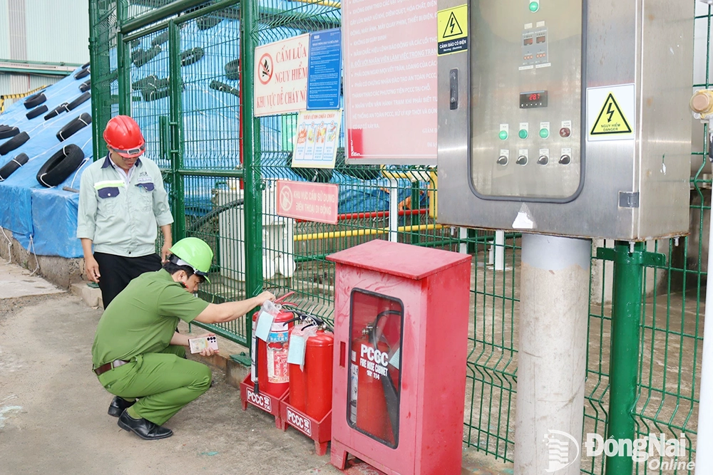 Kiểm tra thiết bị phòng cháy chữa cháy của doanh nghiệp. Ảnh: Hoàng Lộc