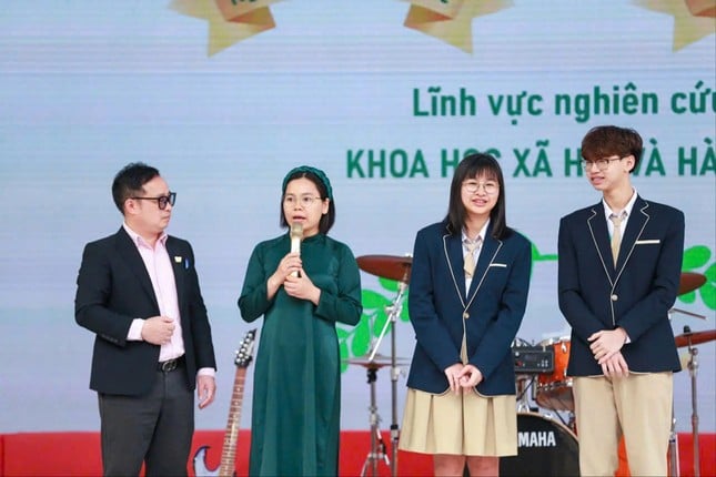 ការសាបព្រួសគ្រាប់ពូជនៃសេចក្តីស្រឡាញ់សម្រាប់វិទ្យាសាស្រ្តរូបថត 1