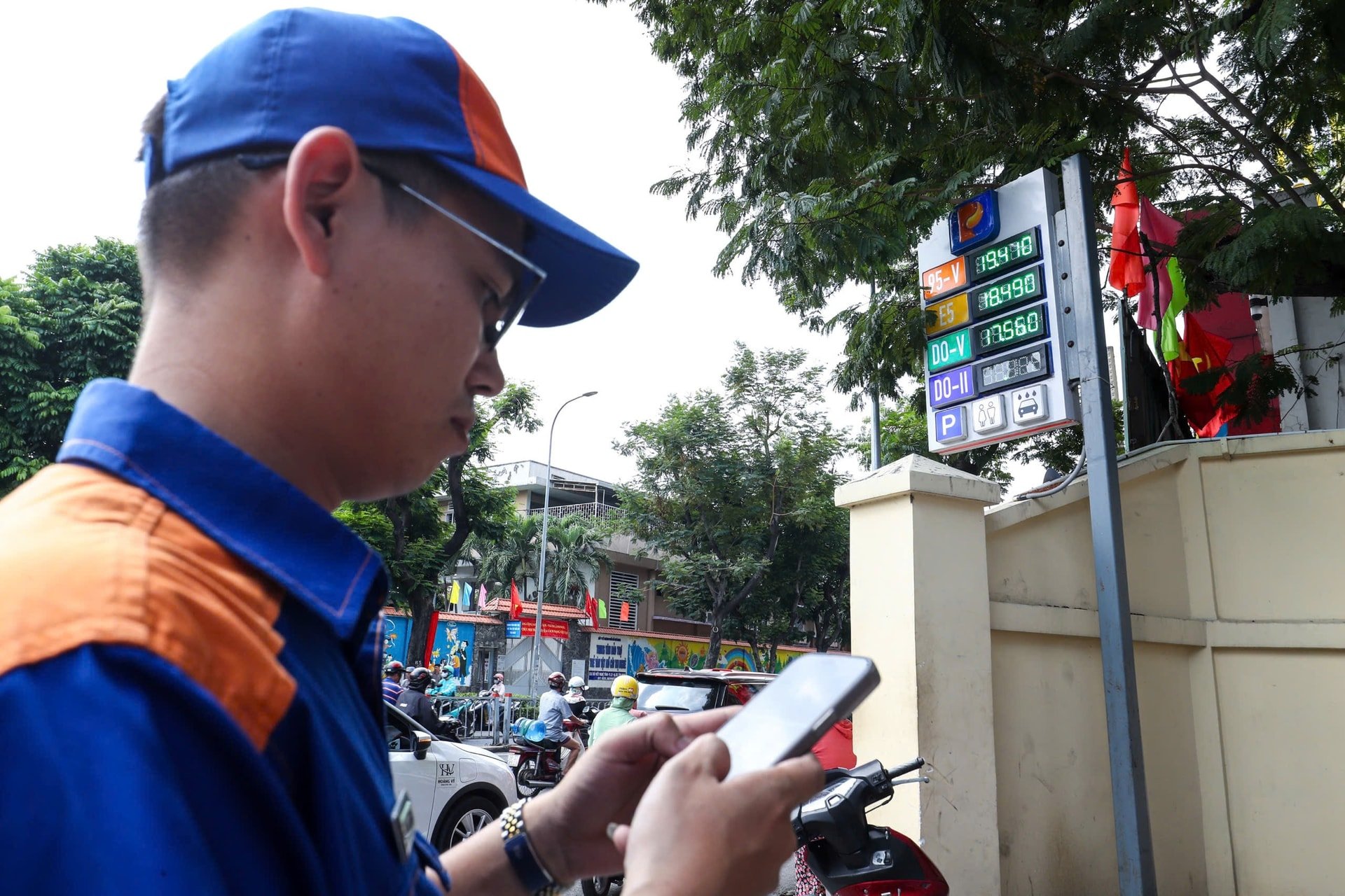 Giá xăng dầu hôm nay 16.5.2025: Trong nước và thế giới trái chiều