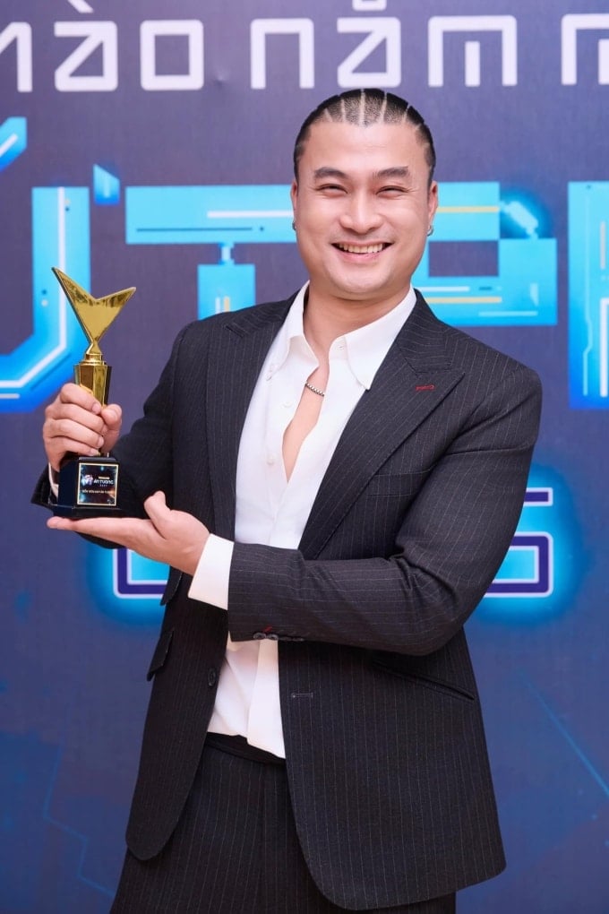 Duy Hưng nhận giải Diễn viên nam ấn tượng tại VTV Awards 2024 với hai vai diễn Trí của Người một nhà và Khương liều trong Độc đạo. Ảnh: Nhân vật cung cấp