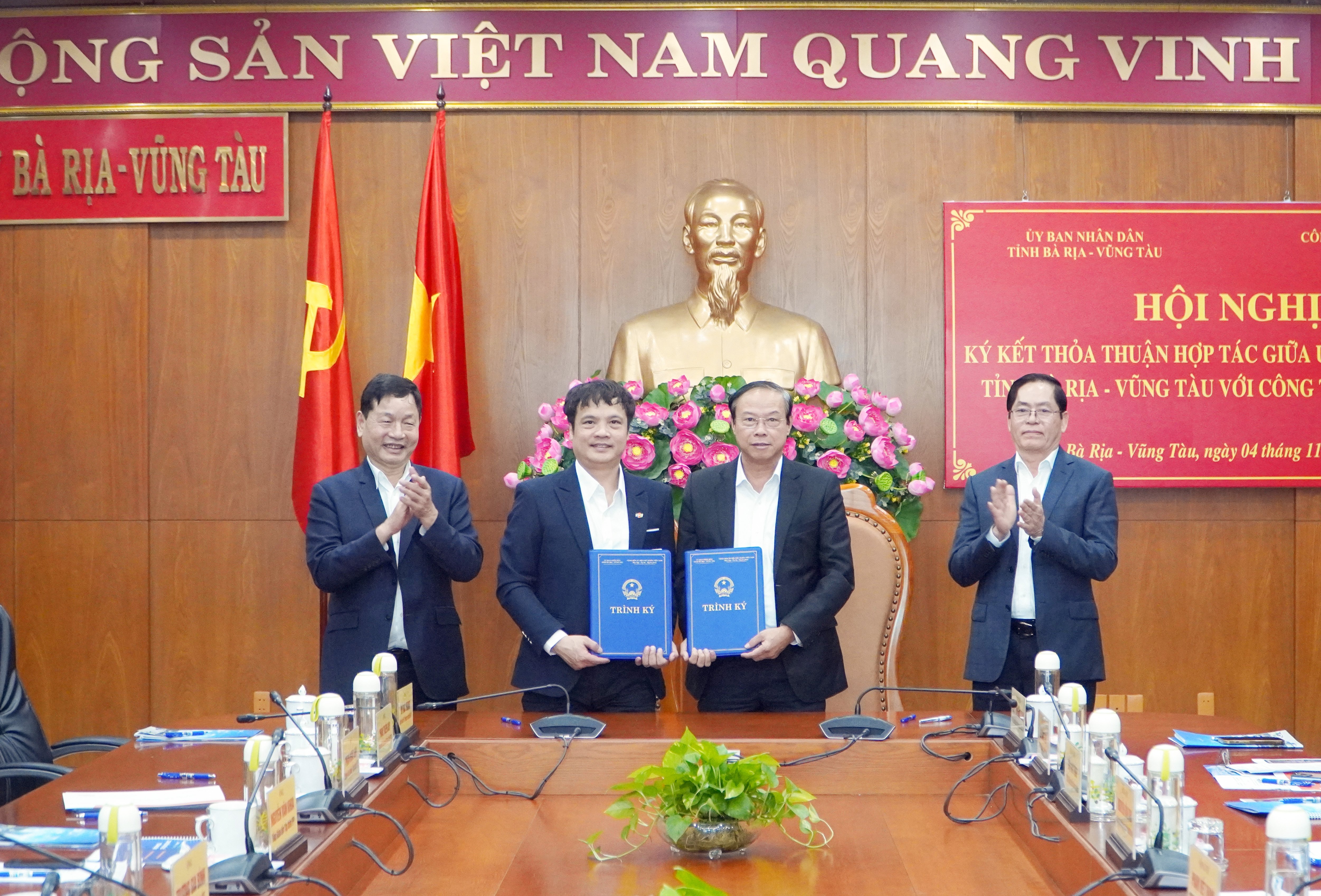 Non seulement la province de Ba Ria - Vung Tau attire des investissements dans de nombreux grands projets, mais elle a également signé des accords de coopération stratégique avec de nombreuses grandes entreprises et sociétés pionnières dans de nombreux domaines. Sur la photo : le secrétaire provincial du Parti, Pham Viet Thanh, et le président de la société FPT, Truong Gia Binh, ont assisté à la cérémonie de signature d'un accord de coopération global sur la transformation numérique entre la province de Ba Ria - Vung Tau et la société FPT.
