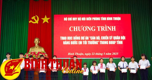 Awarding 13 scholarships for the project "Army officers and soldiers help children go to school"