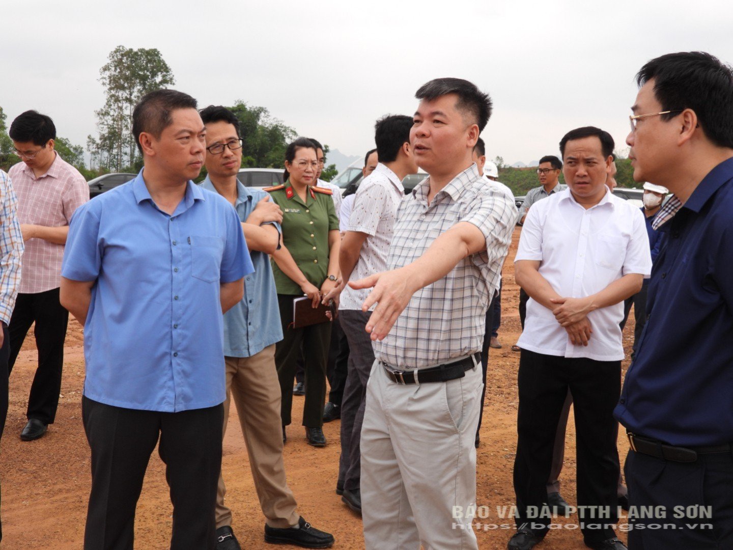 តំណាងអង្គភាពគ្រប់គ្រងគម្រោងសួនឧស្សាហកម្ម VSIP បានរាយការណ៍ជូនថ្នាក់ដឹកនាំខេត្តអំពីស្ថានភាពសំណង់នៅការដ្ឋាន។