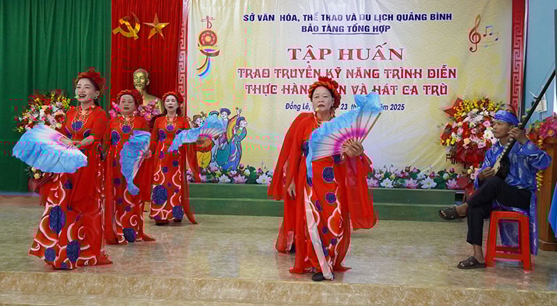 Các học viên biểu diễn báo cáo kết quả tại lễ bế giảng.
