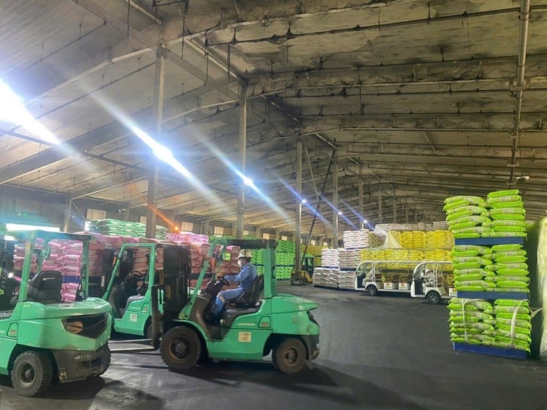 Controlling counterfeit and poor quality goods promotes more stable agricultural production - Photo: VGP/Do Huong