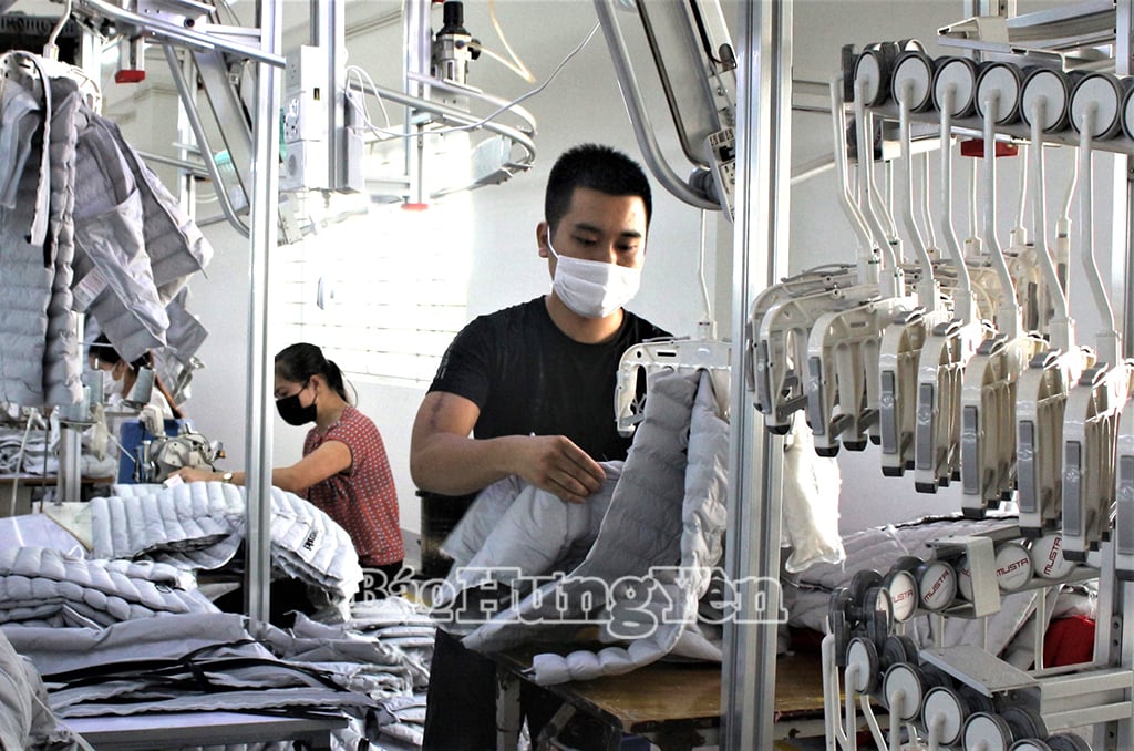 Enterprises exporting to the US market are speeding up the progress of fulfilling orders. In the photo: Production hours at Hung Long Garment and Service Joint Stock Company (My Hao town)