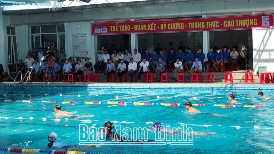 Việc tổ chức các lớp dạy bơi cho thanh, thiếu nhi trong dịp hè góp phần phòng, chống tai nạn đuối nước.