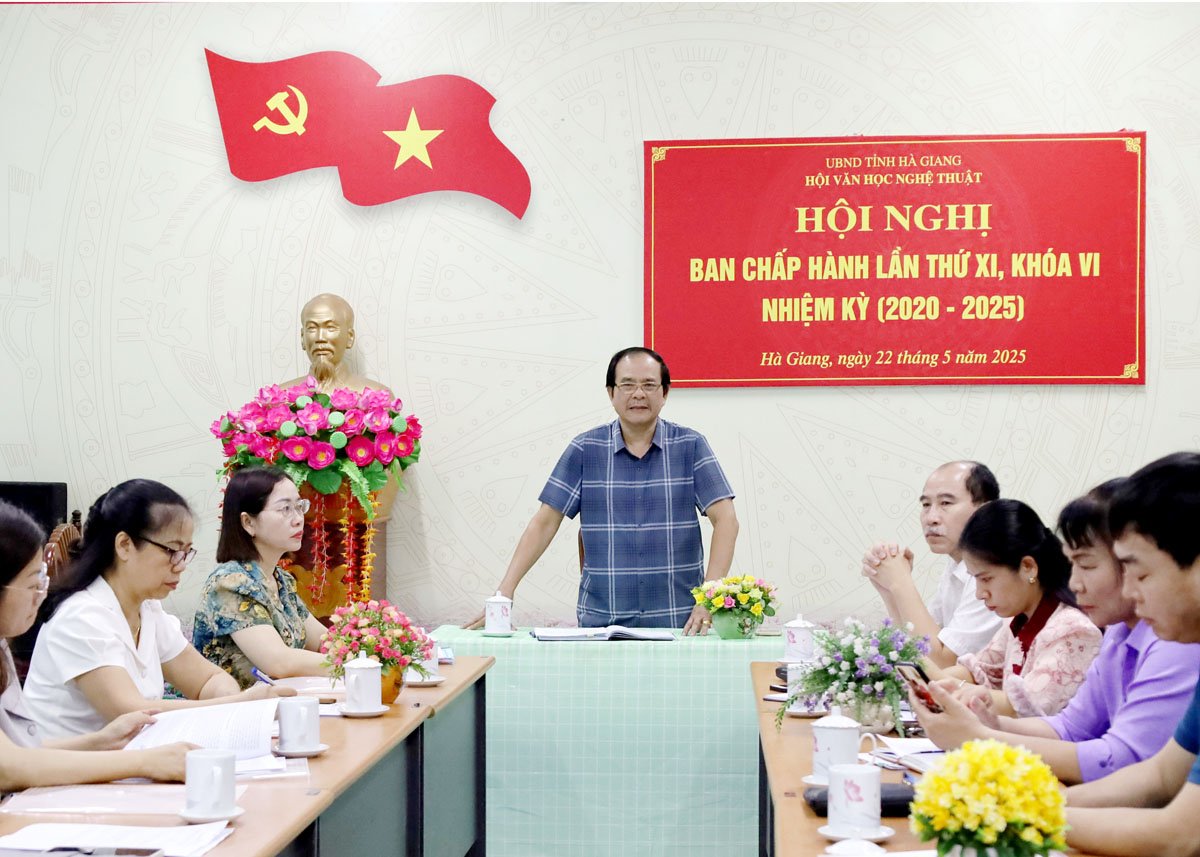 Đồng chí Lâm Tiến Mạnh, Chủ tịch Hội Văn học Nghệ thuật phát biểu tại hội nghị.
