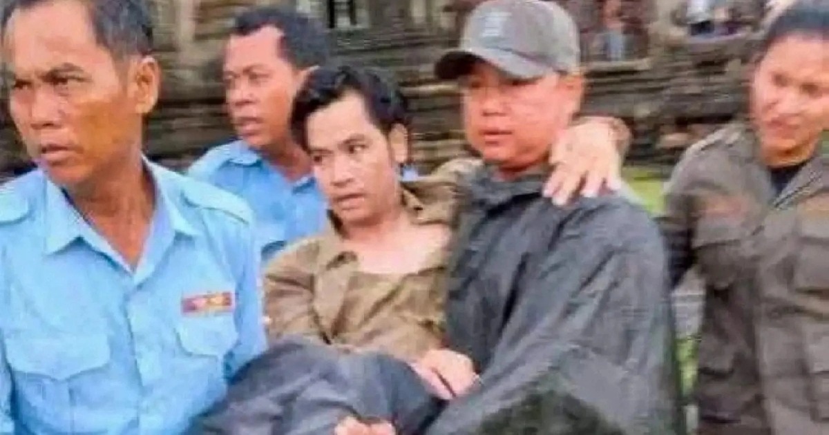 3 tourists killed by lightning while taking shelter from the rain at a famous temple