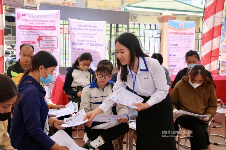 Người lao động được phát tờ rơi tuyên truyền về đào tạo nghề