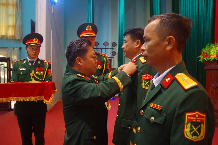 dai-ta-le-tuan-hien-trao-huy-hieu-30.jpg