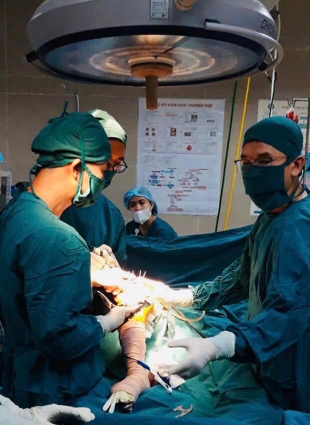 Bệnh nhân 70 tuổi được phẫu thuật thay khớp gối tại Bệnh viện Đa khoa Phú Yên. Ảnh: CTV

