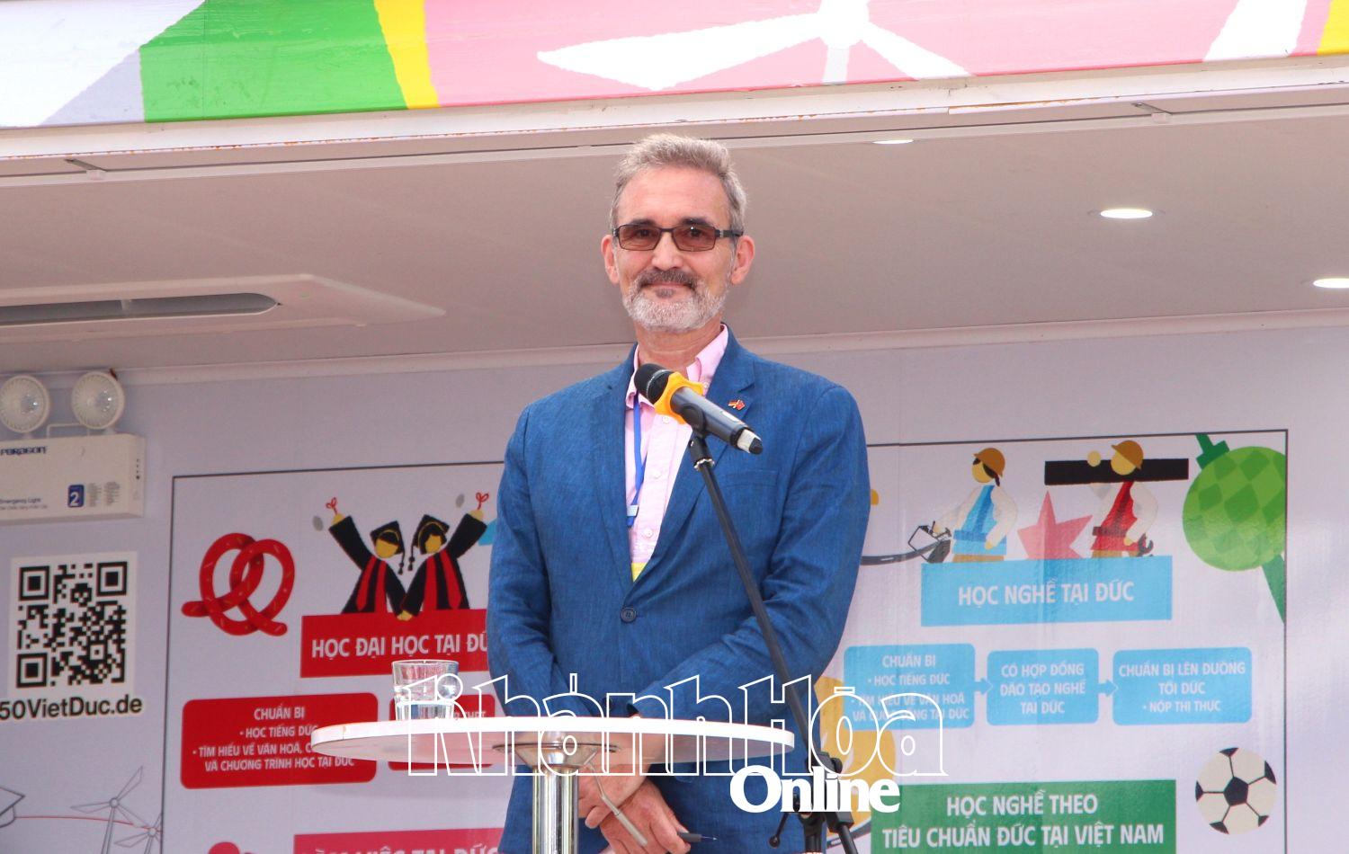 Sr. Lars Franzen - Consulado General Adjunto de Alemania en Ciudad Ho Chi Minh. Ho Chi Minh habló en el programa.