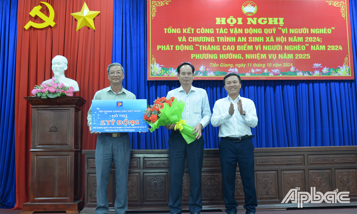 Mr. Huynh Van Hai, Vice Chairman of the Provincial Fatherland Front Committee, received a symbolic check from Tien Giang Petroleum Company.