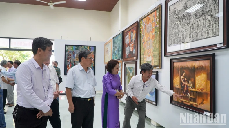 ការតាំងពិព័រណ៌វិចិត្រសិល្បៈ និងការថតរូបជាមួយប្រធានបទ 