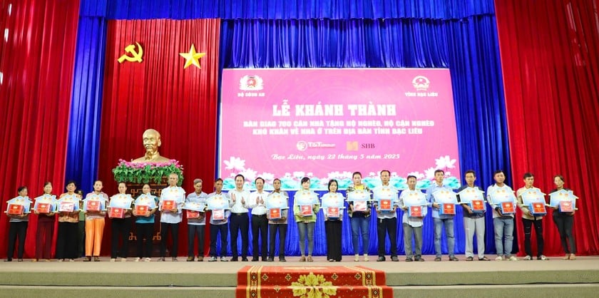 Ông Phạm Văn Thiều - Phó Bí thư Tỉnh ủy, Chủ tịch UBND tỉnh Bạc Liêu (bên phải) và Nhà tài trợ, trao bảng tượng trưng bàn giao nhà và tặng quà cho hộ nghèo, hộ cận nghèo khó khăn về nhà ở trên địa bàn tỉnh Bạc Liêu.