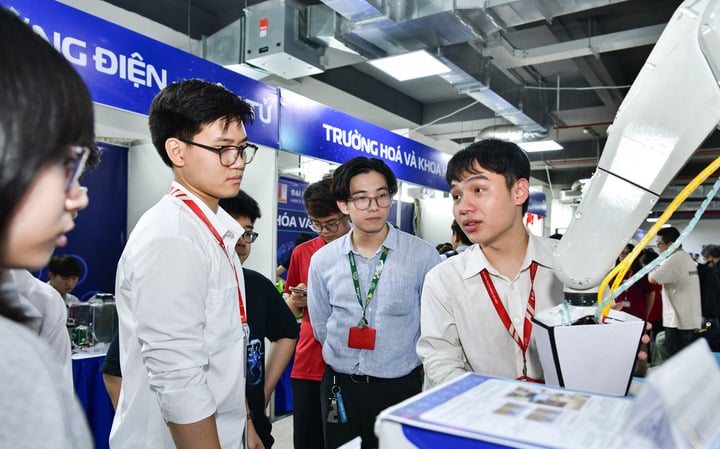 Hanoi University of Science and Technology finalizes the conversion formula for admission scores for 2025. (Illustration photo)