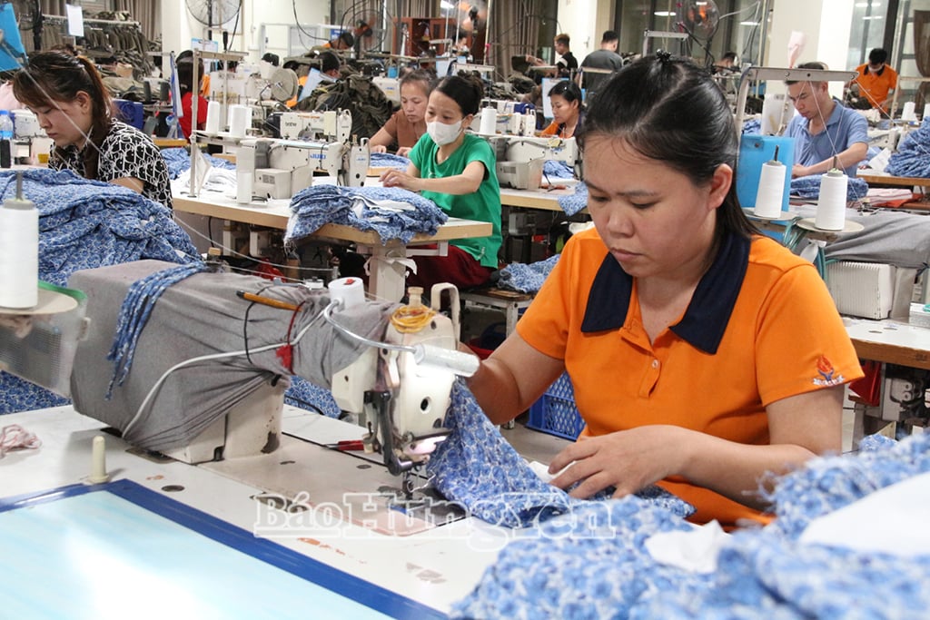 Hung Yen Garment Corporation - Joint Stock Company (Hung Yen city) increases working hours and shifts to speed up the implementation of export orders to the US market.