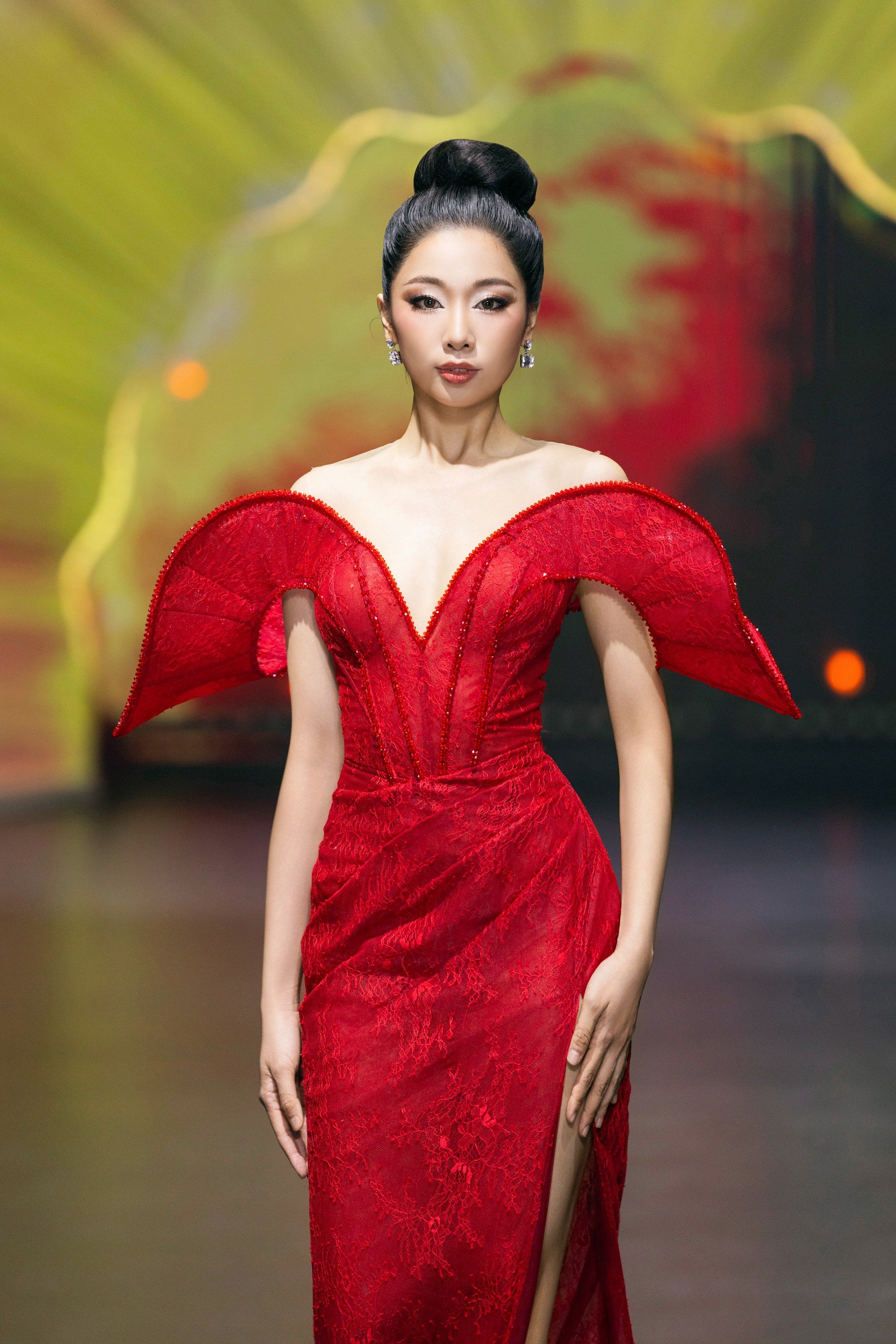 Thí sinh Hoa hậu Việt Nam cuốn hút trên sàn catwalk - Ảnh 1.