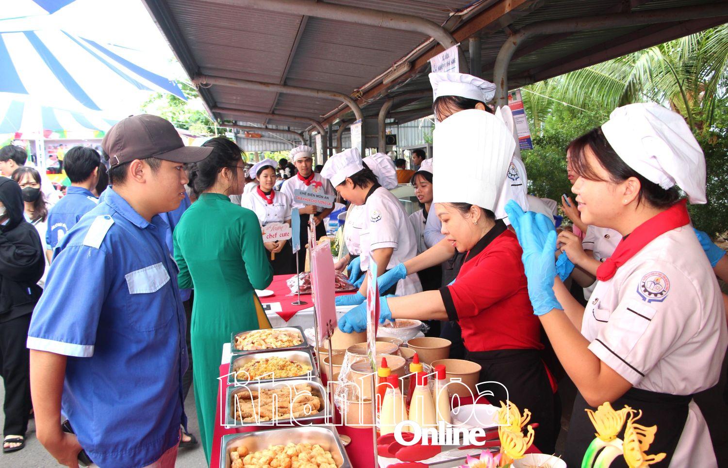 Los estudiantes experimentan los puestos de comida.