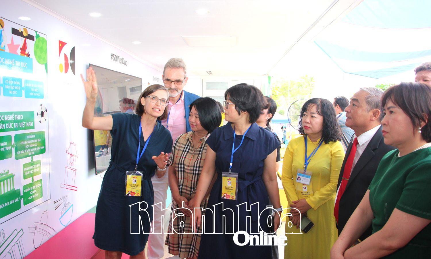 Delegados visitan el autobús de orientación profesional alemán.