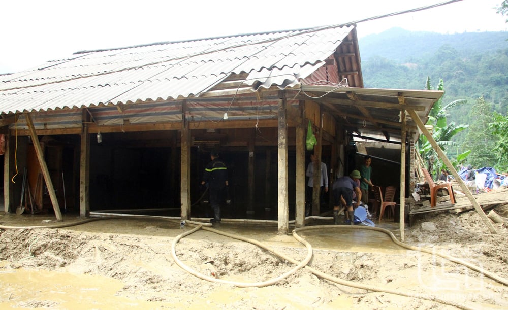 Authorities and people of Dong Phuc commune (Ba Be district, Bac Kan province) support households affected by floods to clean up their houses.