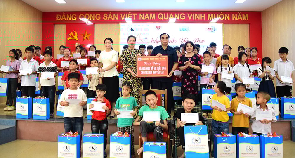 ផ្តល់អំណោយដល់សិស្សពិការក្នុងស្ថានភាពលំបាក