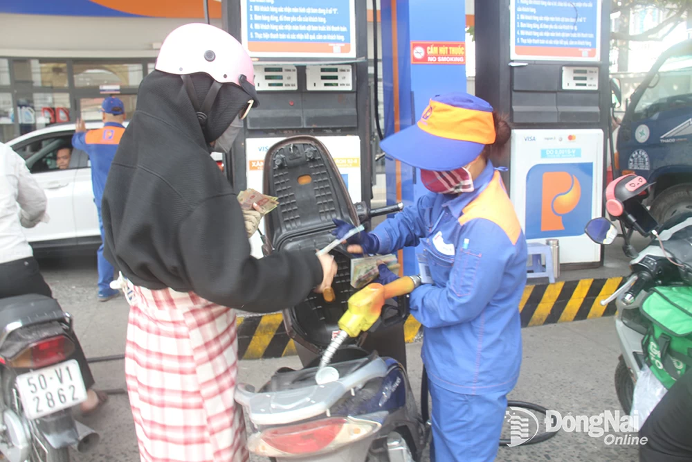 Gasoline prices slightly decreased during the retail price adjustment period on May 22. Photo: H.Quan