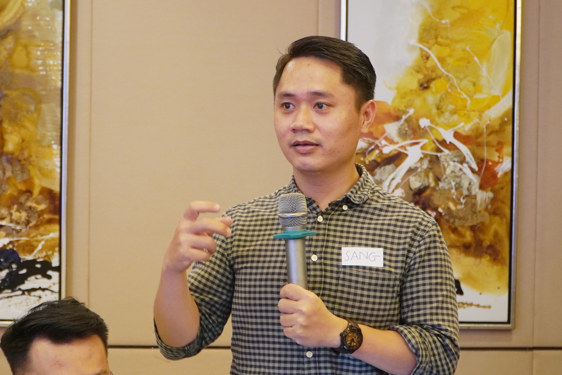 Các doanh nghiệp chia sẻ về mô hình kinh doanh hướng đến phát triển bền vững của mình. Ảnh: PHAN VINH