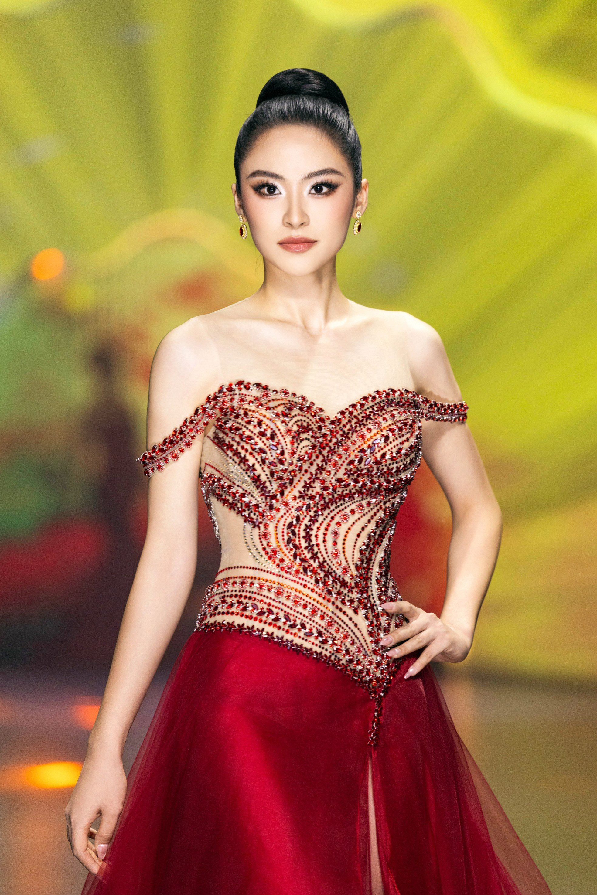 Thí sinh Hoa hậu Việt Nam cuốn hút trên sàn catwalk - Ảnh 3.