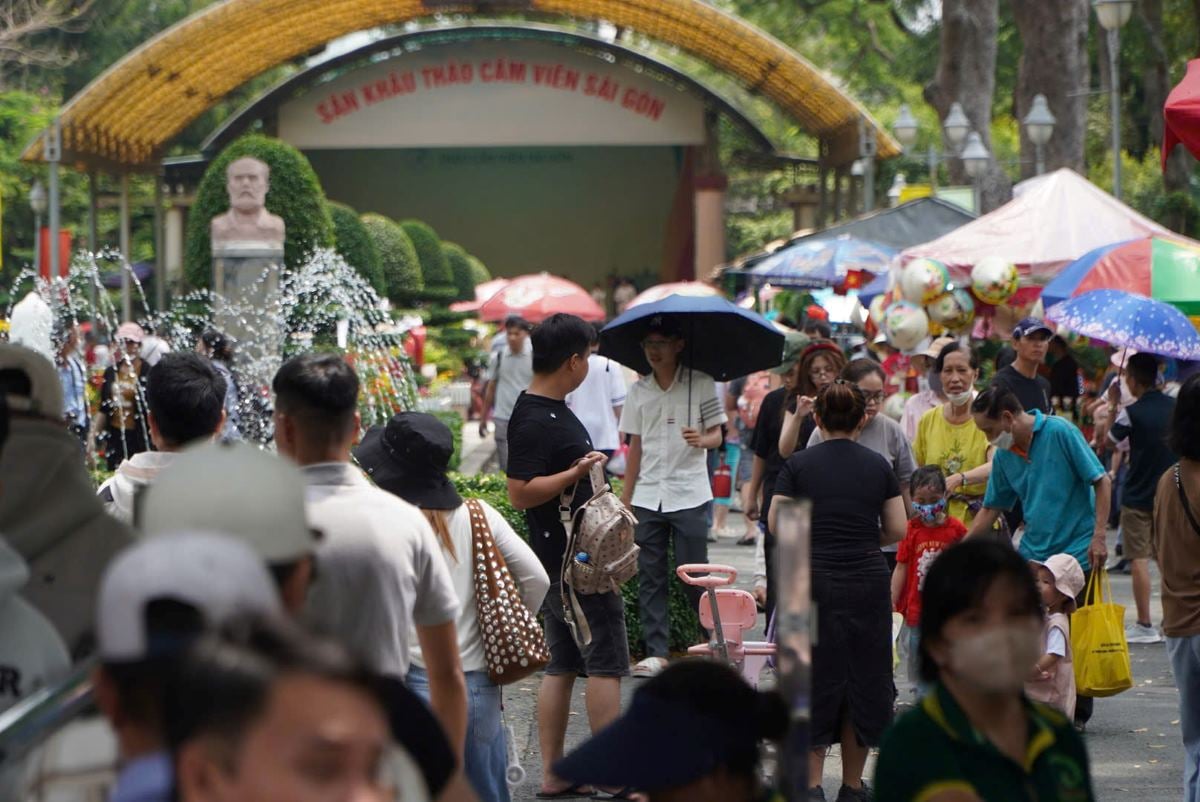 Entertainment areas in Ho Chi Minh City are offering promotions on June 1 to attract customers and stimulate the market. Photo: Chan Phuc