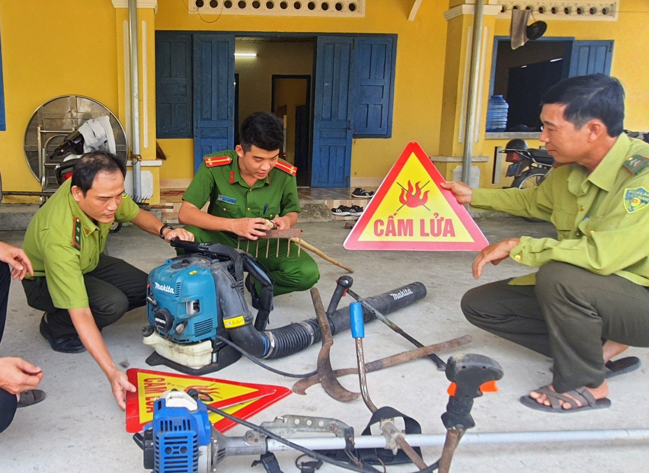Kiểm tra các trang thiết bị phục vụ việc phòng cháy chữa cháy rừng. Ảnh: TRẦN NGÔ