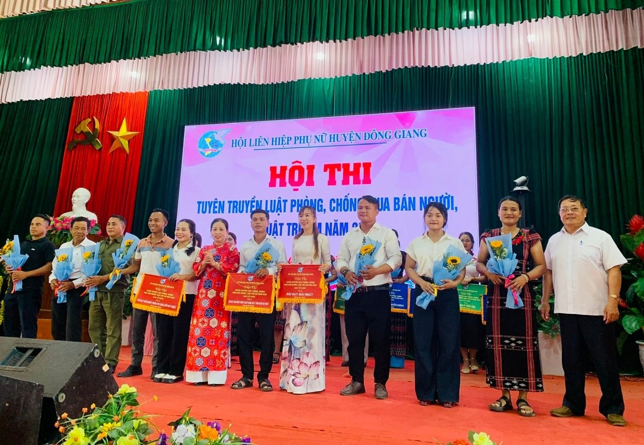 The-organization-of-the-first-prize-awarding-to-the-Xa-Ba-Lhpn-competition-team.-Anh-Ngoc-Vy(1).jpg