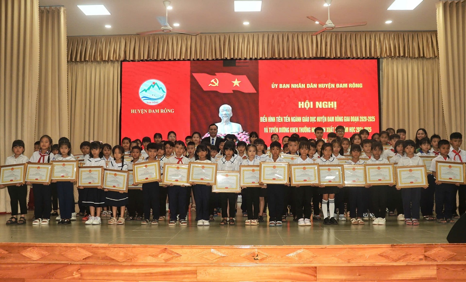 UBND huyện tuyên dương, khen thưởng học sinh xuất sắc năm học 2024-2025
