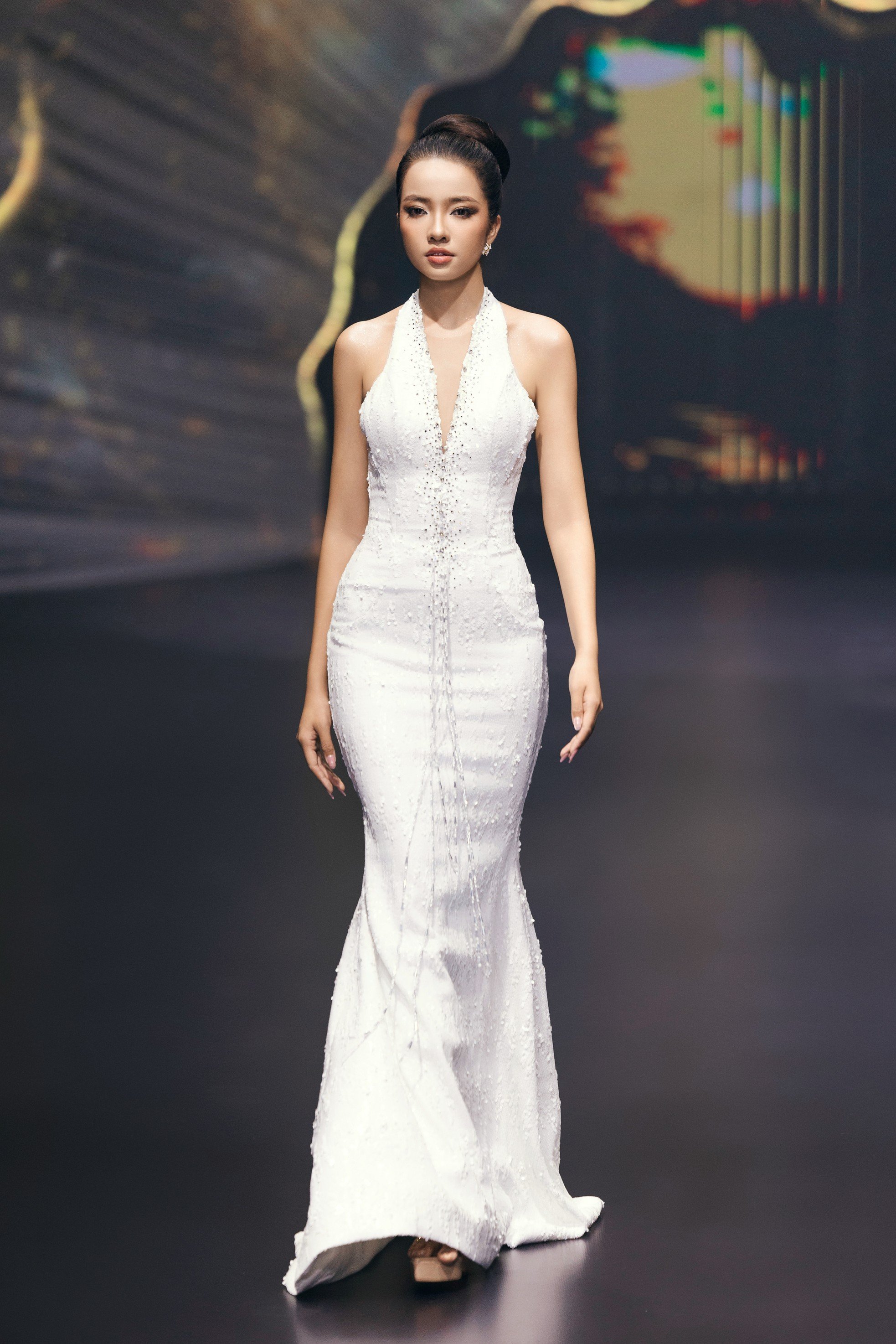 Thí sinh Hoa hậu Việt Nam cuốn hút trên sàn catwalk - Ảnh 7.