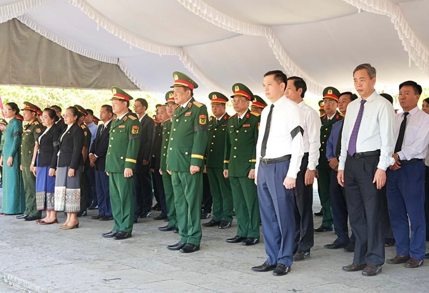 Thượng tướng Võ Minh Lương cùng lãnh đạo tỉnh Quảng Trị và tỉnh Savannakhet dự lễtruy điệu và an táng hài cốt liệt sĩ.