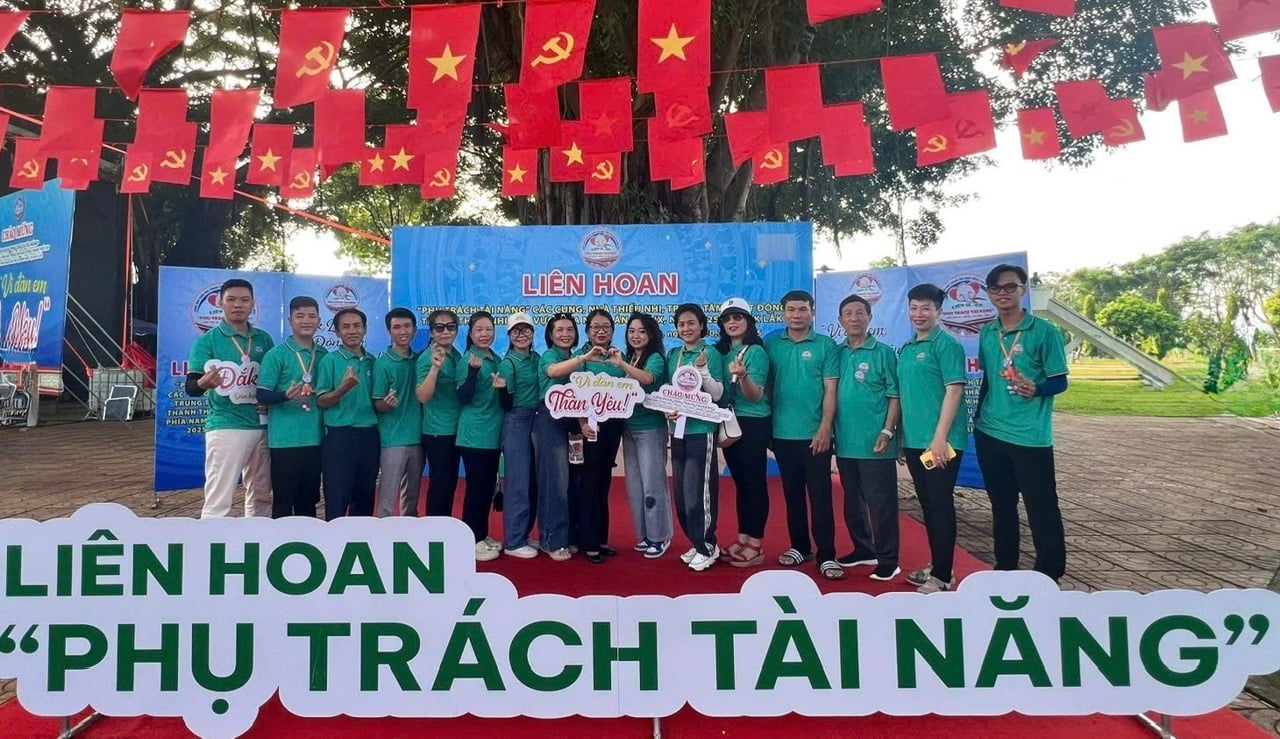 គណៈប្រតិភូ Phu Yen ចូលរួមមហោស្រព “ការគ្រប់គ្រងទេពកោសល្យ” លើកទី៩ នៃវិមាន ផ្ទះកុមារ និងមជ្ឈមណ្ឌលសកម្មភាពយុវជននៅតំបន់ភាគខាងត្បូងឆ្នាំ ២០២៥។ រូបថត៖ អ្នករួមចំណែក