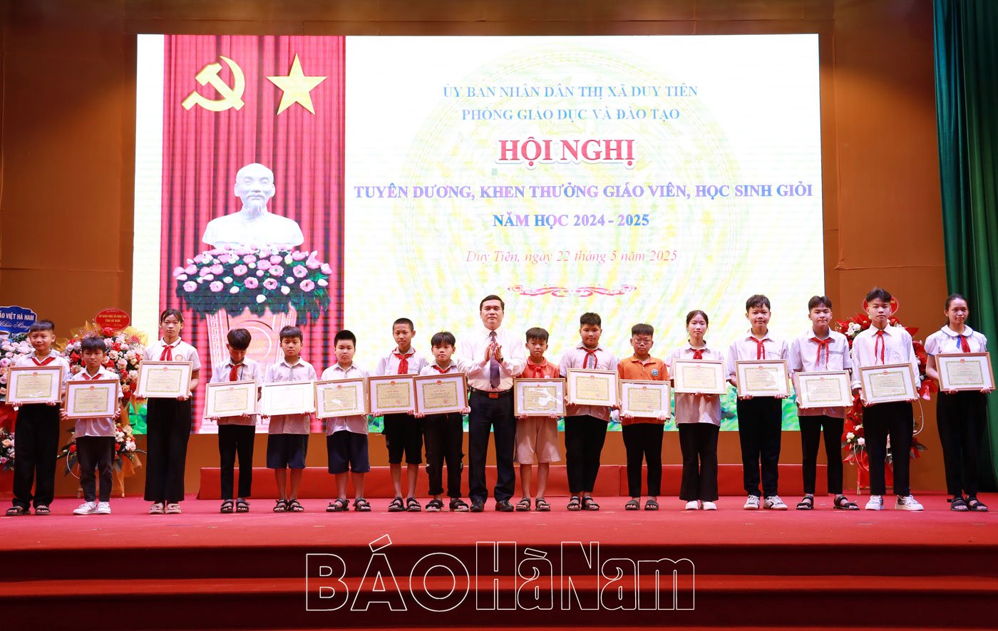 Thị xã Duy Tiên tuyên dương khen thưởng giáo viên học sinh giỏi năm học 2024 – 2025