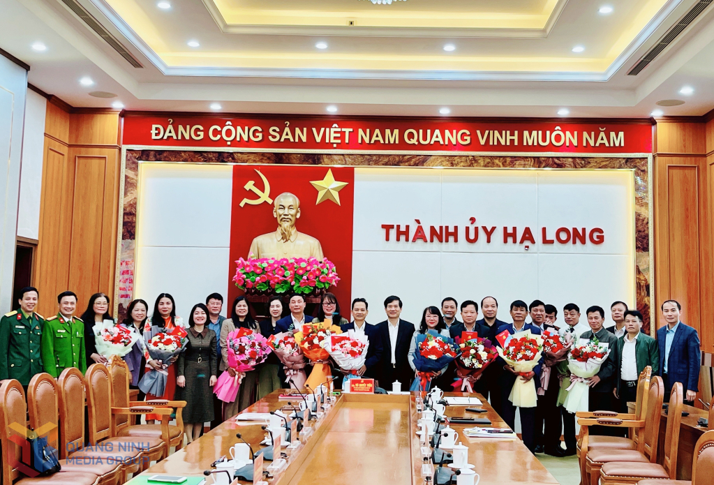 Các đồng chí Ban Thường vụ Thành uỷ tặng hoa 12 đồng chí có đơn xin nghỉ hưu trước tuổi.